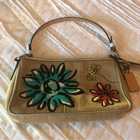 Small 🐝 Coach Handbag🐝 - Picture 1 of 8